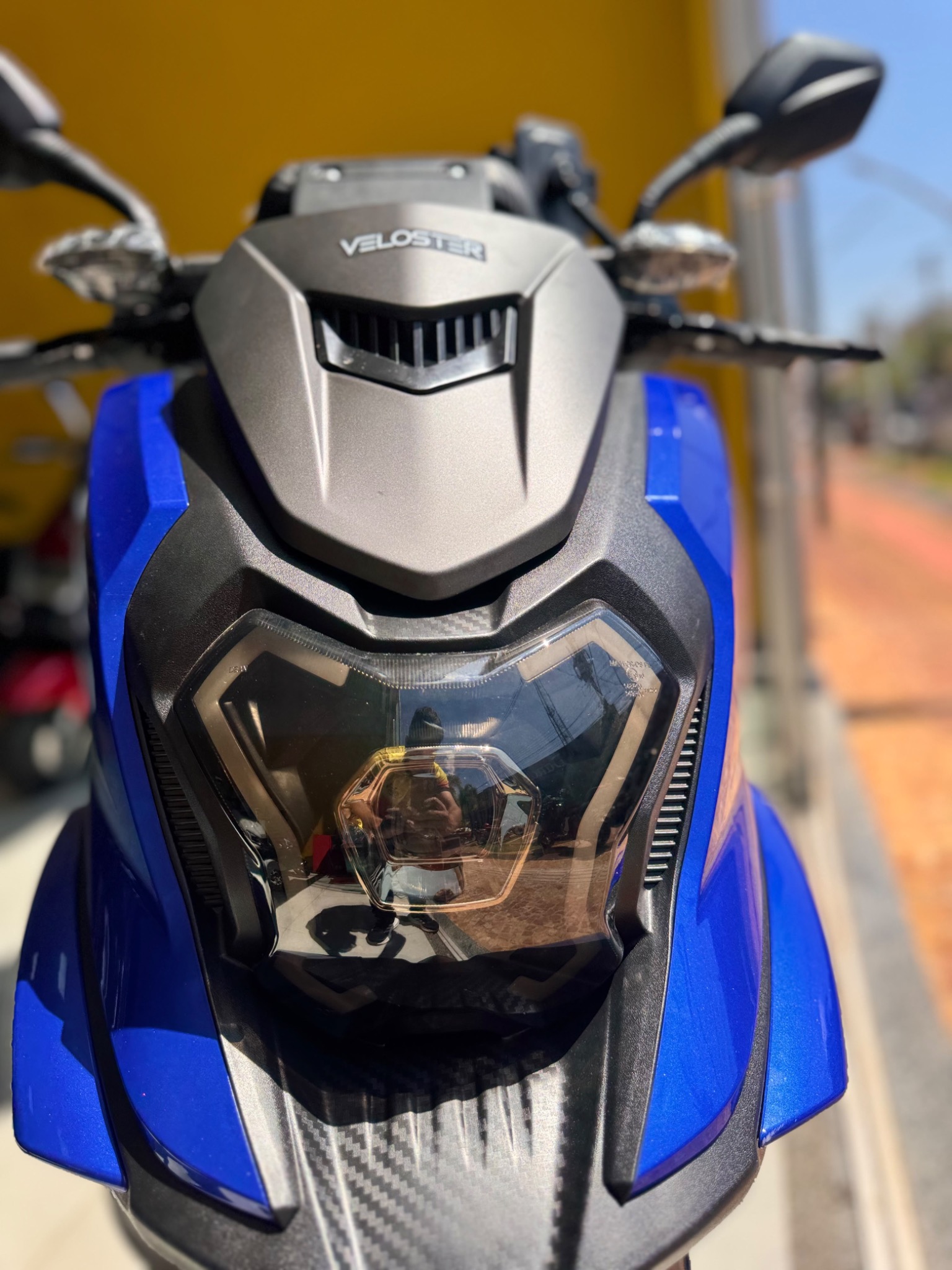 Detalhe frontal e farol da moto elétrica Savage azul