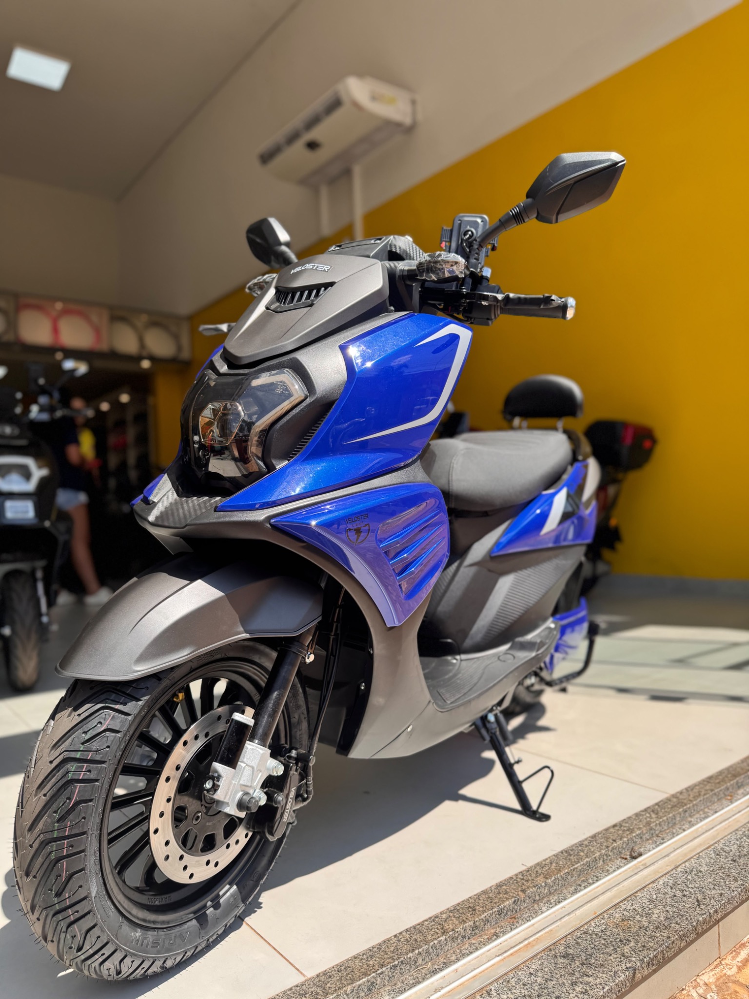 Moto elétrica Savage azul vista de frente na Elio Bike Shop