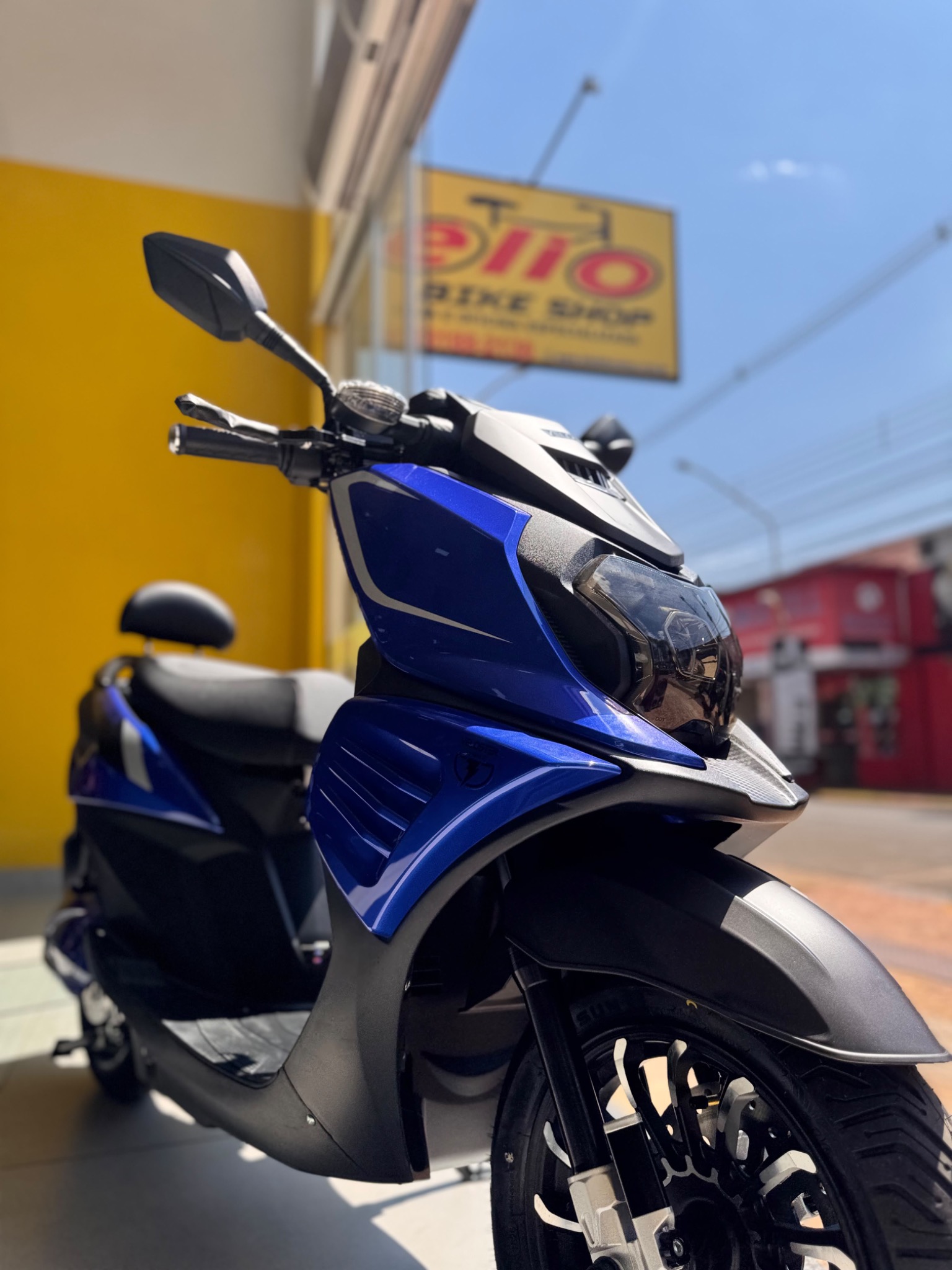 Moto elétrica Savage azul vista pela lateral na Elio Bike Shop